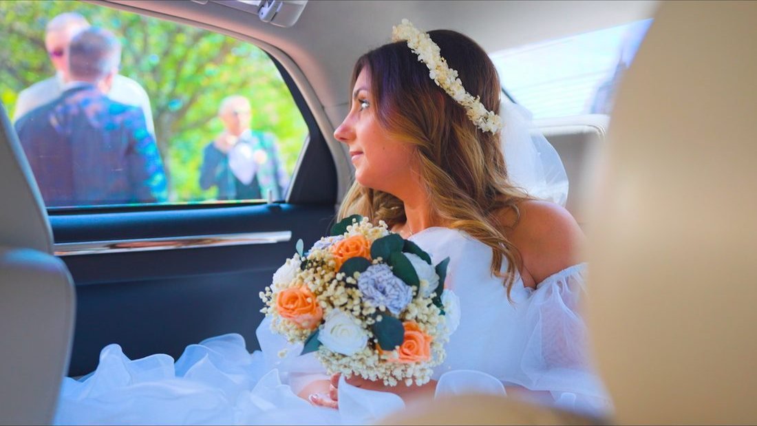Harmonie dans la voiture, bouquet à la main