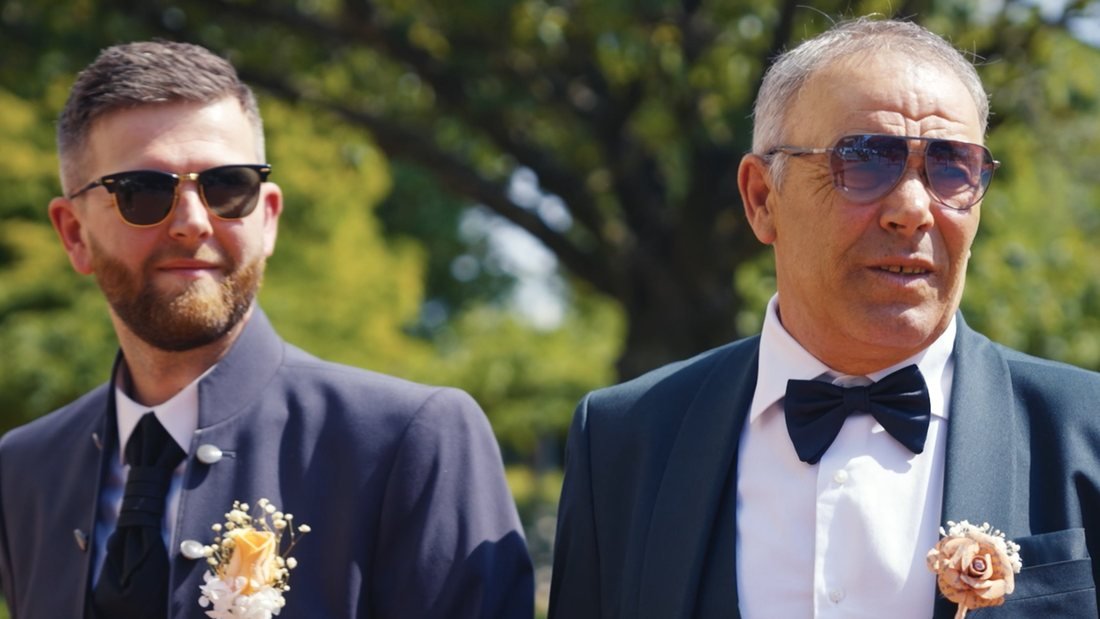Giovanni et son père devant l'église