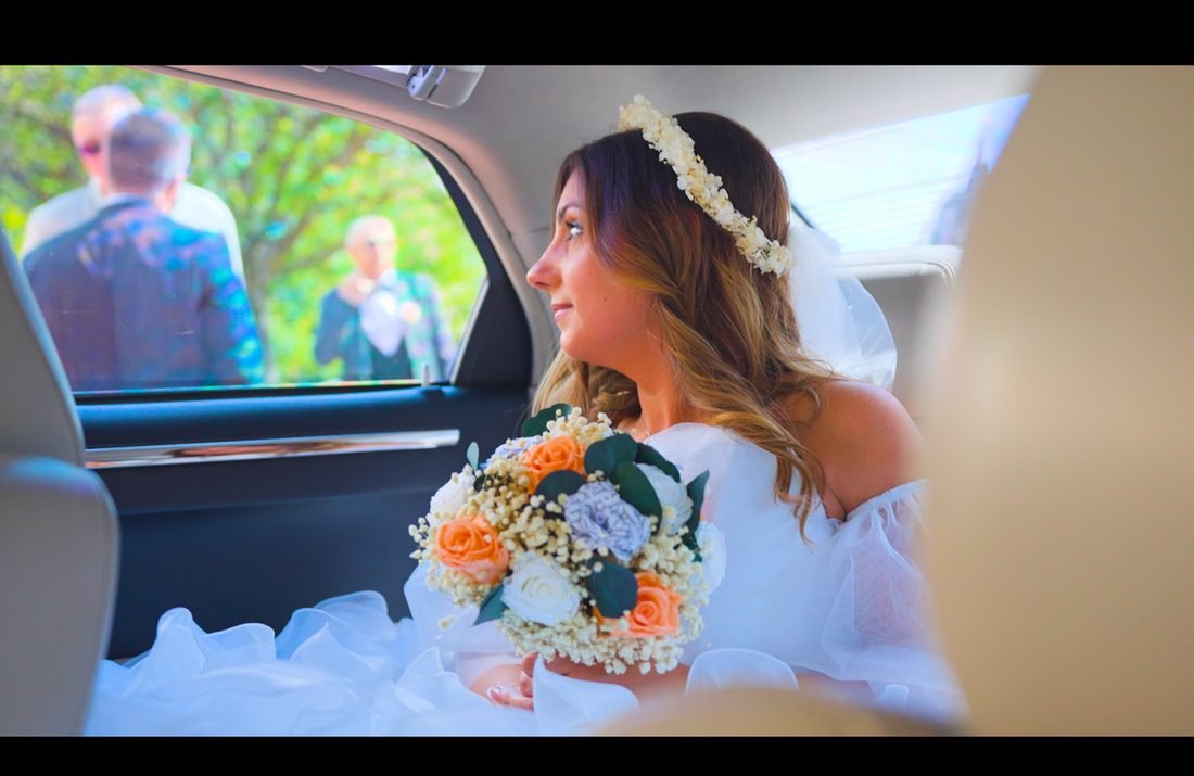 Harmonie dans la voiture avant la cérémonie